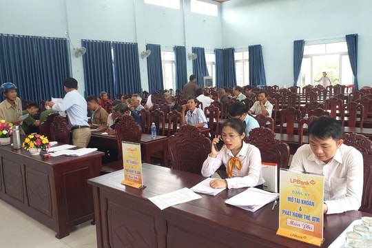 Đến tháng 7/2024, Quảng Nam chi trả an sinh xã hội không dùng tiền mặt đạt 47,51%