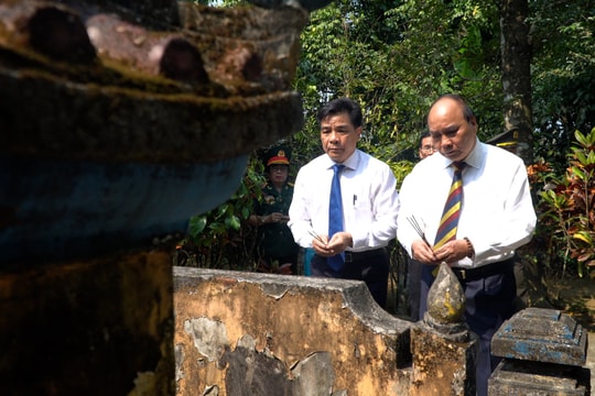 Nguyên Chủ tịch nước Nguyễn Xuân Phúc viếng hương, trồng cây lưu niệm tại Nhà lưu niệm cụ Huỳnh Thúc Kháng