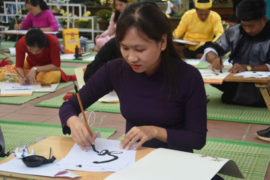 Tam Kỳ tổ chức hội thi nghệ thuật thư pháp hưởng ứng lễ hội hoa sưa