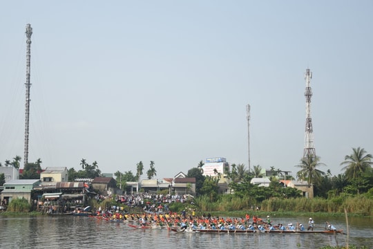 Những hình ảnh ấn tượng ở lễ hội đua thuyền “Tam Kỳ - Mùa hoa sưa 2024”