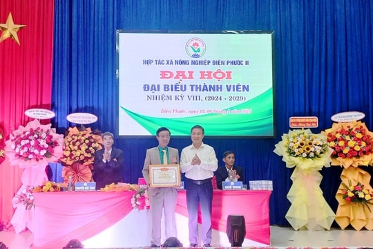 Khen thưởng HTX Nông nghiệp Điện Phước II về thành tích xuất sắc trong sản xuất, kinh doanh