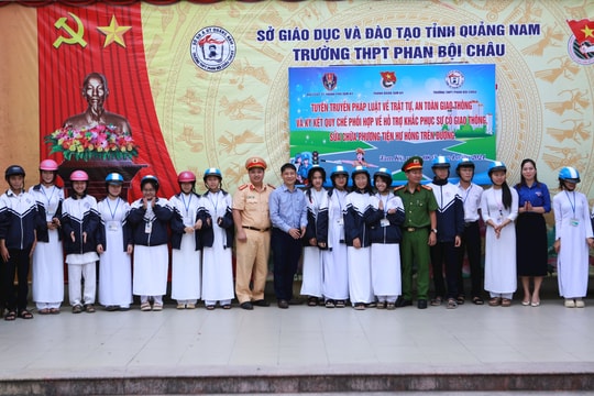 Tuyên truyền an toàn giao thông cho hơn 700 học sinh trường THPT Phan Bội Châu