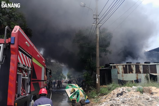 Cháy kho chứa vật dụng tại khu vực âu thuyền Thọ Quang