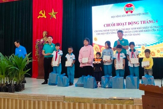 Phường Điện Minh (Điện Bàn) tặng học bổng cho con hội viên nông dân xã Lăng (Tây Giang)