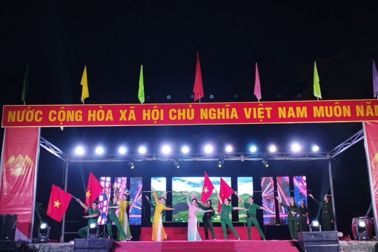 Văn nghệ tuyên truyền lưu động phục vụ nhân dân Trà Dương