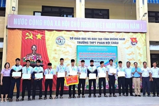 Trường THPT Phan Bội Châu (Tam Kỳ) khen thưởng 28 học sinh đoạt giải kỳ thi cấp tỉnh