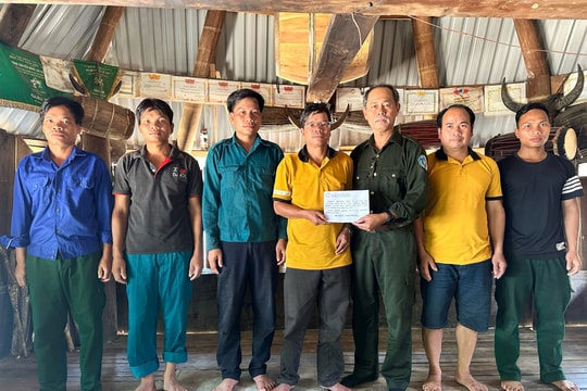 Khen thưởng đột xuất nhóm cộng đồng giải cứu cá thể động vật quý hiếm