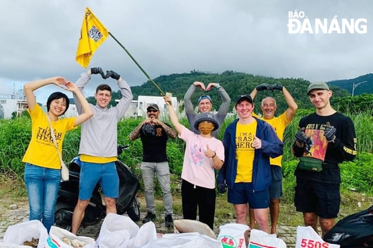 Khi khách "Tây" dọn rác