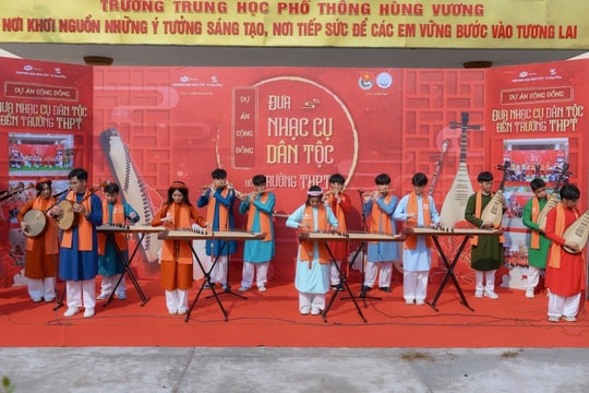 Đưa nhạc cụ dân tộc đến Trường THPT Hùng Vương
