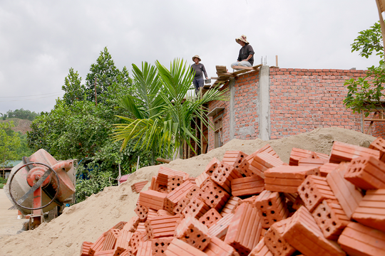 Hỗ trợ 100 hộ nghèo xây dựng nhà ở chống chịu bão lụt