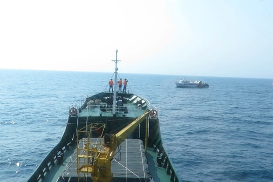 Tàu CSB 6006 tham gia tìm kiếm tàu kéo bị chìm trên vùng biển Lý Sơn