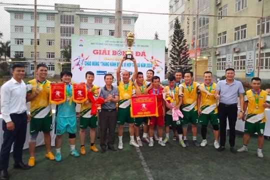 Giải bóng đá tứ hùng kỷ niệm 78 năm ngày Hợp tác xã Việt Nam: Đội bóng HTX Nông nghiệp hữu cơ "Nông trại xanh" đoạt chức vô địch