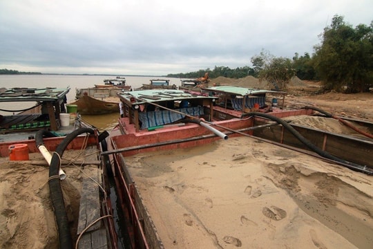 Theo dõi cập nhật danh sách đăng kiểm các phương tiện thủy gắn máy móc hút cát, sỏi