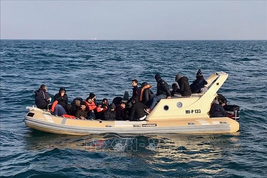 Vì sao Anh đưa người nhập cư bất hợp pháp đến Rwanda?