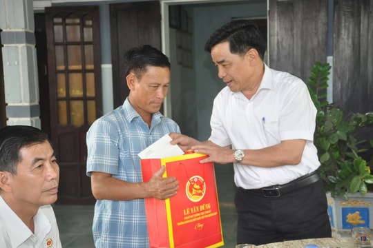 Phó Bí thư Thường trực Tỉnh ủy Lê Văn Dũng viếng hương liệt sĩ tham gia Chiến dịch Điện Biên Phủ