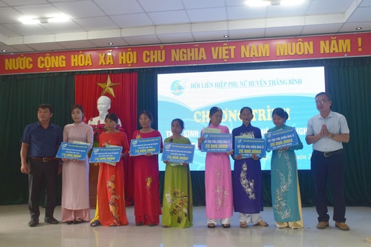 Hội LHPN huyện Thăng Bình trao sinh kế cho 22 phụ nữ khó khăn