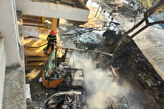 Cháy lớn, 40 chiếc xe điện du lịch tại Hội An bị thiêu rụi