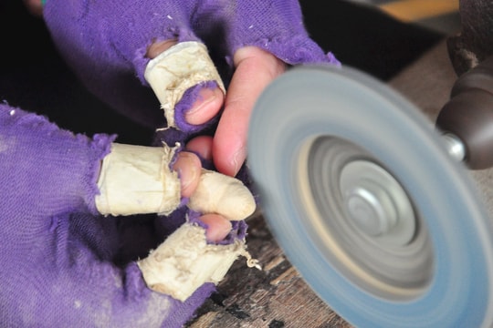 Nghề làm trầm hương ở Lộc Tây