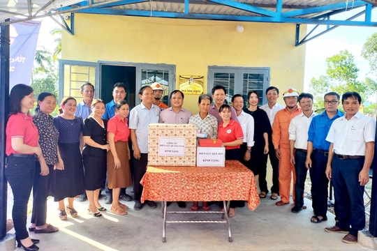Bàn giao nhà tình nghĩa cho hộ gia đình khó khăn ở thị trấn Đông Phú