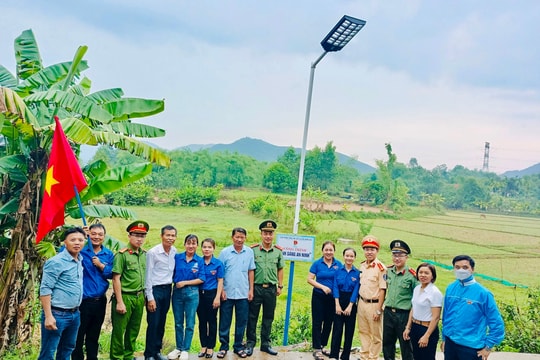 Trao tặng công trình "Ánh sáng an ninh" cho người dân xã Ninh Phước