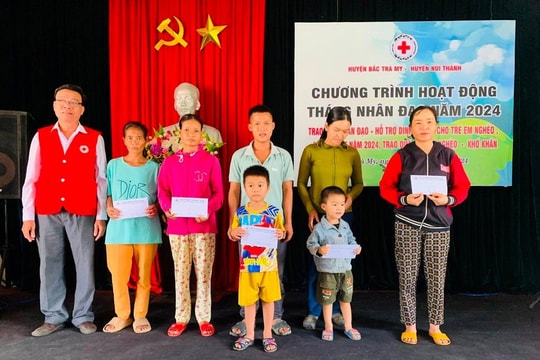 Hội Chữ thập đỏ huyện Núi Thành trao quà tại Bắc Trà My