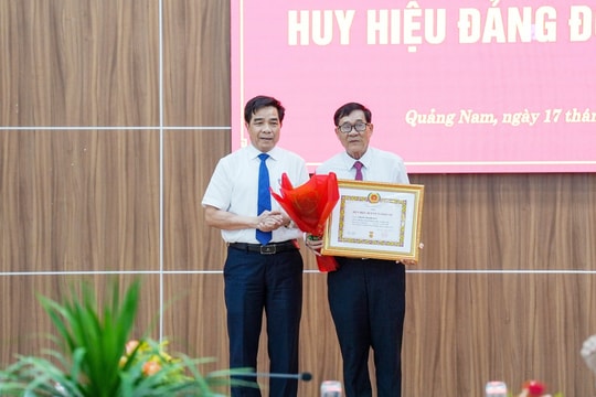 Đảng ủy Khối các cơ quan tỉnh trao huy hiệu cho 7 đảng viên