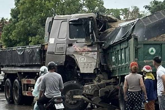 Giải cứu 2 tài xế mắc kẹt trong cabin sau tai nạn giao thông