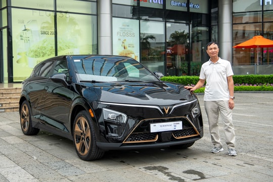 Chủ doanh nghiệp sở hữu VinFast VF 7 Hoả Long Độc Bản: ‘Chiếc xe khẳng định bản thân, có ý nghĩa may mắn trong công việc’