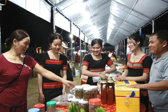 Chợ đêm Nam Giang - Điểm hẹn nông sản vùng cao