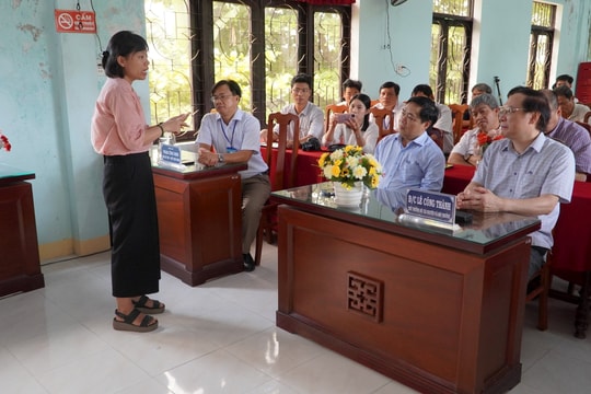 Lãnh đạo Bộ TN-MT tham quan mô hình thí điểm thu phí rác thải theo lượng phát sinh tại phường Cẩm Nam