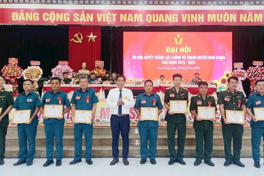 Nam Giang khen thưởng 12 tập thể, cá nhân trong phong trào thi đua Quyết thắng