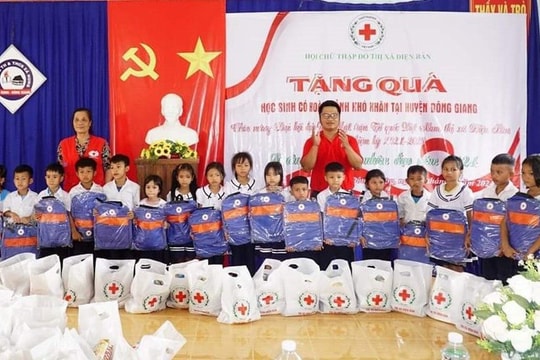 Hội Chữ thập đỏ thị xã Điện Bàn tặng quà học sinh Đông Giang