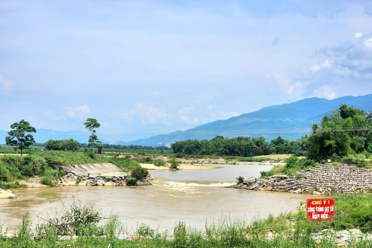 Chuẩn bị các điều kiện để đắp đập tạm trên sông Quảng Huế