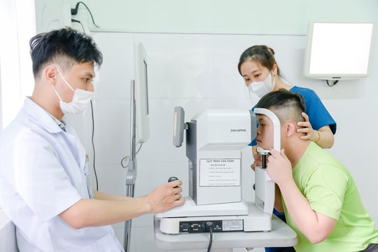 Chăm sóc mắt miễn phí cho 74 trẻ khuyết tật