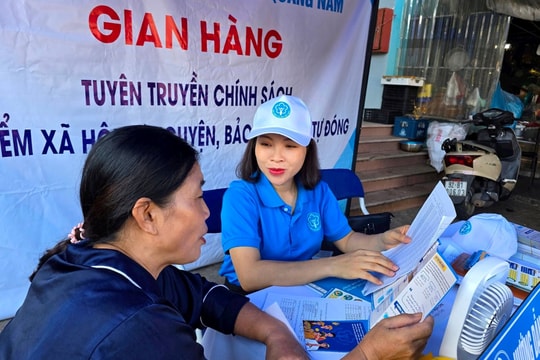 Tuyên truyền chính sách bảo hiểm xã hội tự nguyện tại chợ Thương mại (Tam Kỳ)