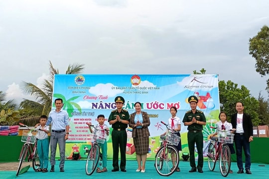 Trao 4 xe đạp và 132 suất quà cho học sinh Thăng Bình