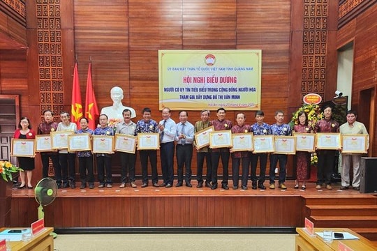 Mặt trận thành phố Hội An nhiều năm liền nhận cờ thi đua xuất sắc.