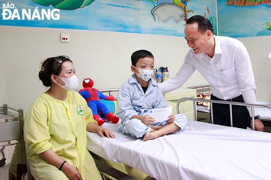 Trưởng ban Tổ chức Thành ủy Nguyễn Đình Vĩnh thăm, tặng quà nhân ngày Quốc tế thiếu nhi