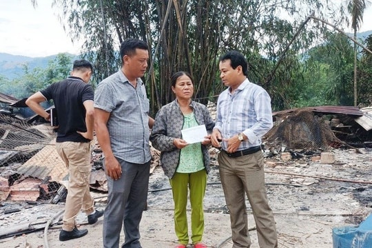 Hỗ trợ hộ dân bị cháy nhà ở xã Trà Bui
