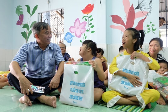 Phó Chủ tịch HĐND tỉnh Trần Xuân Vinh thăm, tặng quà trẻ em khuyết tật huyện Phú Ninh