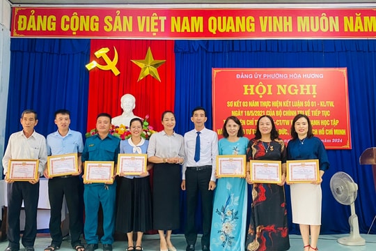 Phường Hòa Hương trao Huy hiệu Đảng cho 4 đảng viên