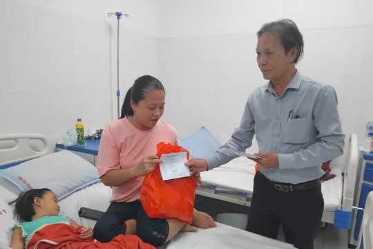 Lãnh đạo huyện Thăng Bình tặng quà trẻ em nhân ngày Quốc tế thiếu nhi