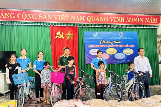 Hỗ trợ hơn 150 triệu đồng "Đồng hành cùng phụ nữ biên cương năm 2024"