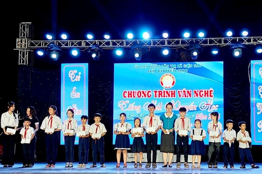 Hội Khuyến học Điện Bàn trao quà học sinh khó khăn