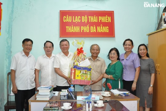 Trưởng ban Dân vận Thành ủy Lê Văn Trung thăm, tặng quà Ban đại diện Hội người cao tuổi thành phố