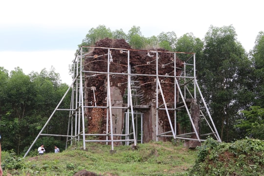 Bao giờ di tích thôi rêu phong?