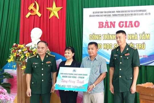 Bàn giao công trình khu nhà tắm cho trường học vùng cao Nam Giang