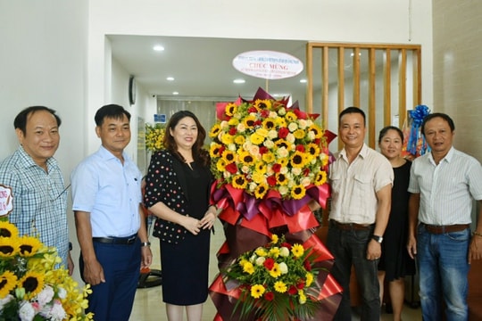 Trưởng ban Tuyên giáo Tỉnh ủy Nguyễn Thị Thu Lan thăm, chúc mừng các cơ quan báo chí tại Đà Nẵng