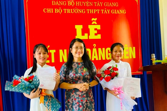 Kết nạp vào Đảng 2 học sinh dân tộc Cơ Tu ở Tây Giang