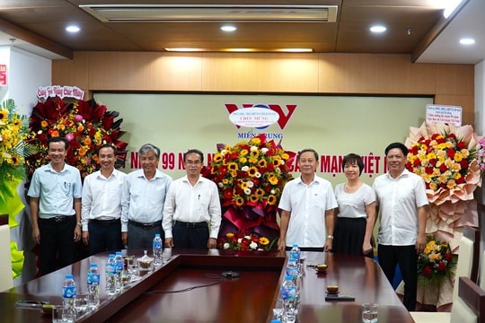 Phó Chủ tịch UBND tỉnh Trần Anh Tuấn thăm, chúc mừng các cơ quan báo chí tại Đà Nẵng